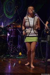 Luiza Possi feet photo thumbnail