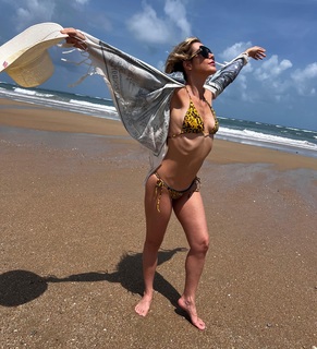 Luiza Possi feet photo thumbnail