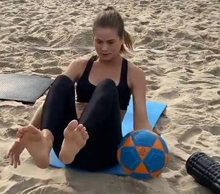 Luiza Valdetaro feet photo 8
