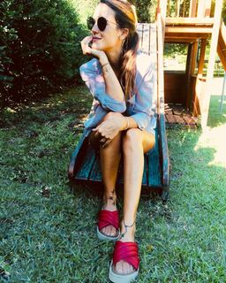 Luli Fernández feet photo thumbnail