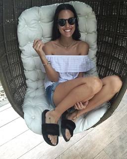 Luli Fernández feet photo thumbnail