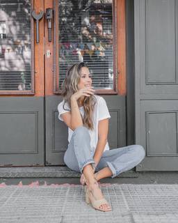 Luli Fernández feet photo thumbnail