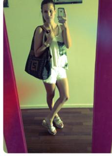 Luli Fernández feet photo thumbnail