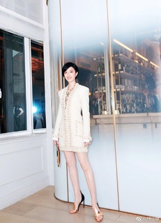 Lun-Mei Gwei feet photo 17