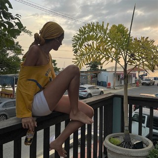 Luna Blaise feet photo thumbnail