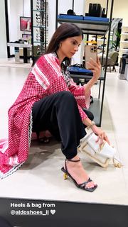 Luna Mansour feet photo 16