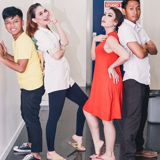 Luna Maya feet photo 3
