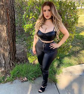 Lupe Ramos feet photo thumbnail