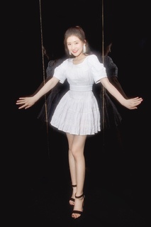 Lusi Zhao feet photo thumbnail