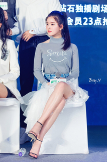 Lusi Zhao feet photo thumbnail