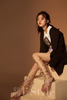 Lusi Zhao feet photo thumbnail