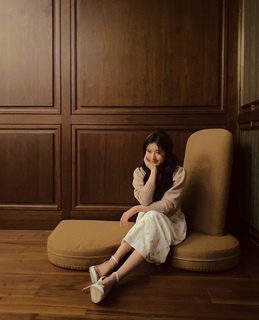 Lusi Zhao feet photo thumbnail