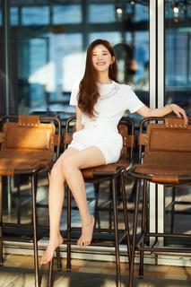 Lusi Zhao feet photo thumbnail