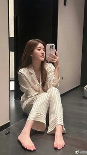 Lusi Zhao feet photo thumbnail