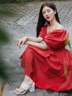 Lusi Zhao feet photo thumbnail