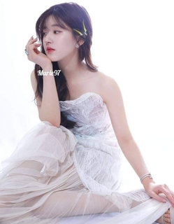 Lusi Zhao feet photo thumbnail