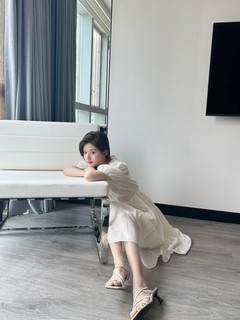 Lusi Zhao feet photo thumbnail