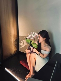 Lusi Zhao feet photo thumbnail