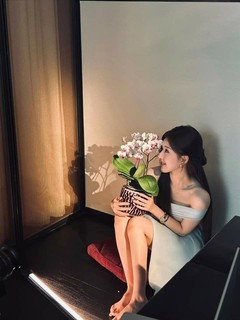 Lusi Zhao feet photo thumbnail