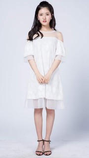 Lusi Zhao feet photo thumbnail