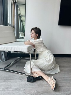 Lusi Zhao feet photo thumbnail