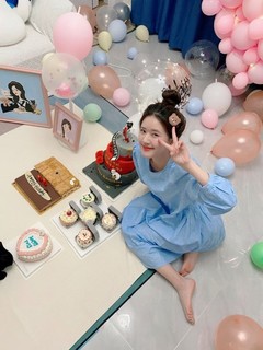 Lusi Zhao feet photo thumbnail