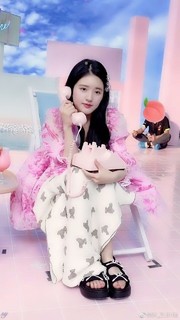 Lusi Zhao feet photo thumbnail