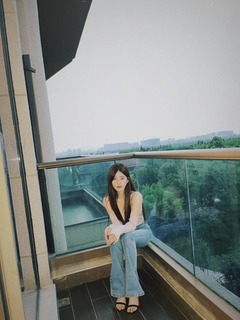 Lusi Zhao feet photo thumbnail