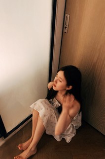 Lusi Zhao feet photo thumbnail