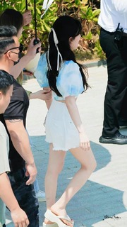 Lusi Zhao feet photo thumbnail