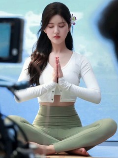 Lusi Zhao feet photo thumbnail