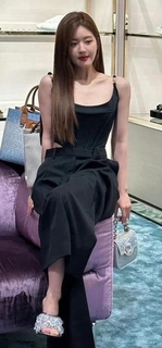 Lusi Zhao feet photo thumbnail