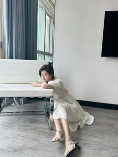 Lusi Zhao feet photo thumbnail