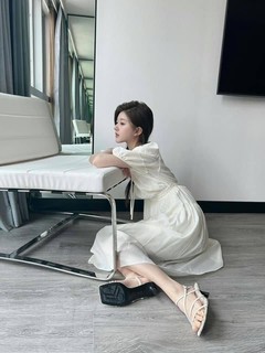 Lusi Zhao feet photo thumbnail