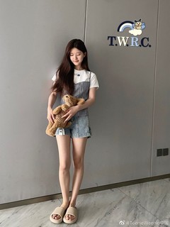 Lusi Zhao feet photo thumbnail