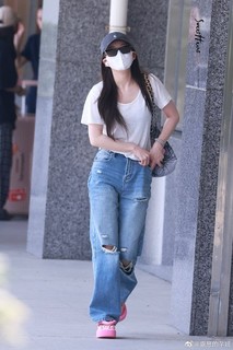 Lusi Zhao feet photo thumbnail