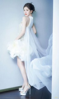 Lusi Zhao feet photo thumbnail