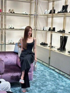 Lusi Zhao feet photo thumbnail