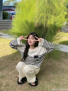 Lusi Zhao feet photo thumbnail