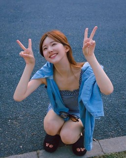 Lusi Zhao feet photo thumbnail