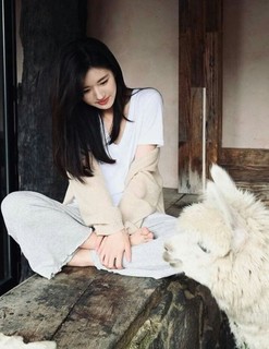 Lusi Zhao feet photo thumbnail