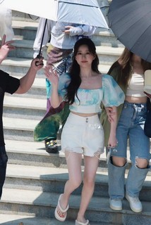 Lusi Zhao feet photo thumbnail