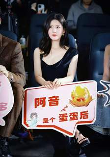 Lusi Zhao feet photo thumbnail