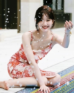 Lusi Zhao feet photo thumbnail