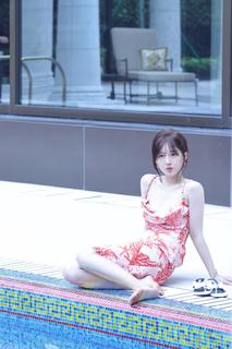 Lusi Zhao feet photo thumbnail