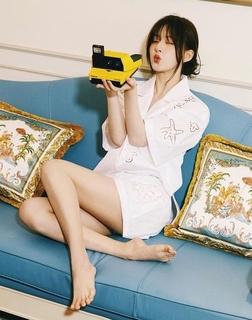 Lusi Zhao feet photo thumbnail