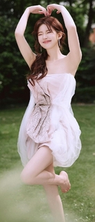 Lusi Zhao feet photo thumbnail