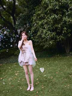 Lusi Zhao feet photo thumbnail