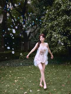 Lusi Zhao feet photo thumbnail