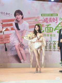 Lusi Zhao feet photo thumbnail